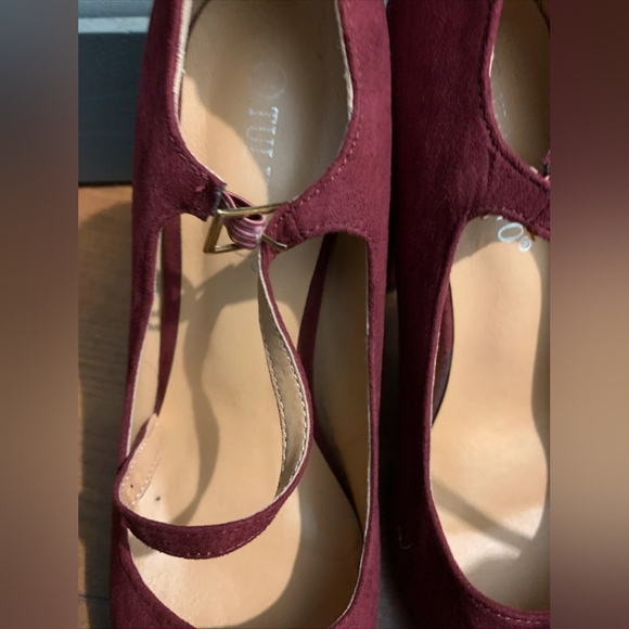 Elegant Burgundy Heels - Picture 4 of 5